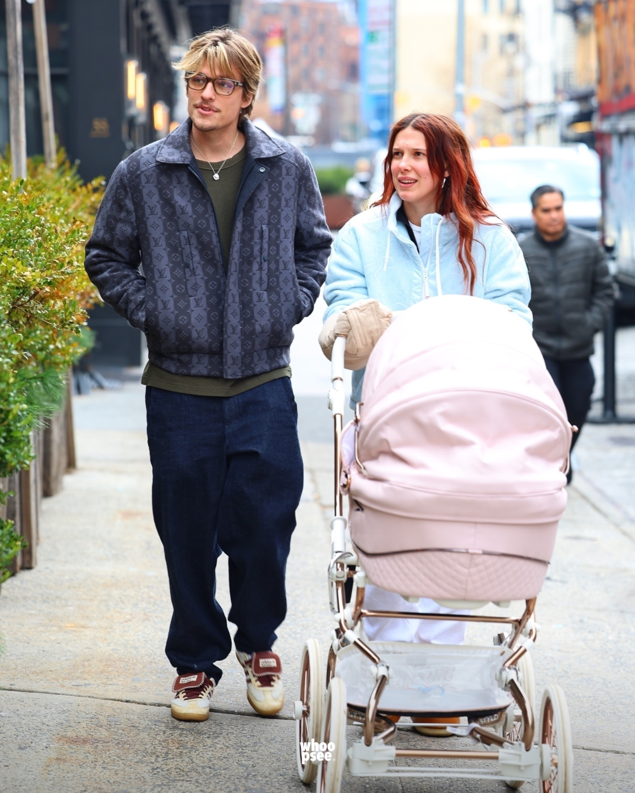 Dopo il successo di "Stranger Things", Millie Bobby Brown si gode un po' di  shopping con il marito Jake Bongiovi e la figlia a New York - Whoopsee